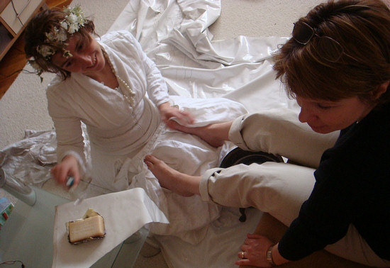 Pippa Bacca and the foot-washing ceremony during the Brides on Tour (Photo at bridesontour.fotoup.net)