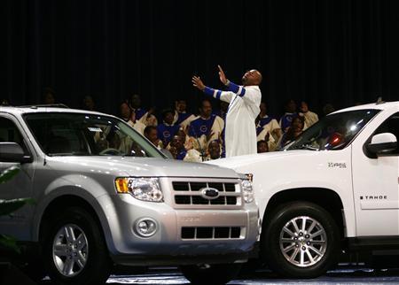 Pastor prays for the future of the American auto industry during a special service at the Greater Grace Temple in Detroit, Michigan, on December 7, 2008 (Reuters photo)